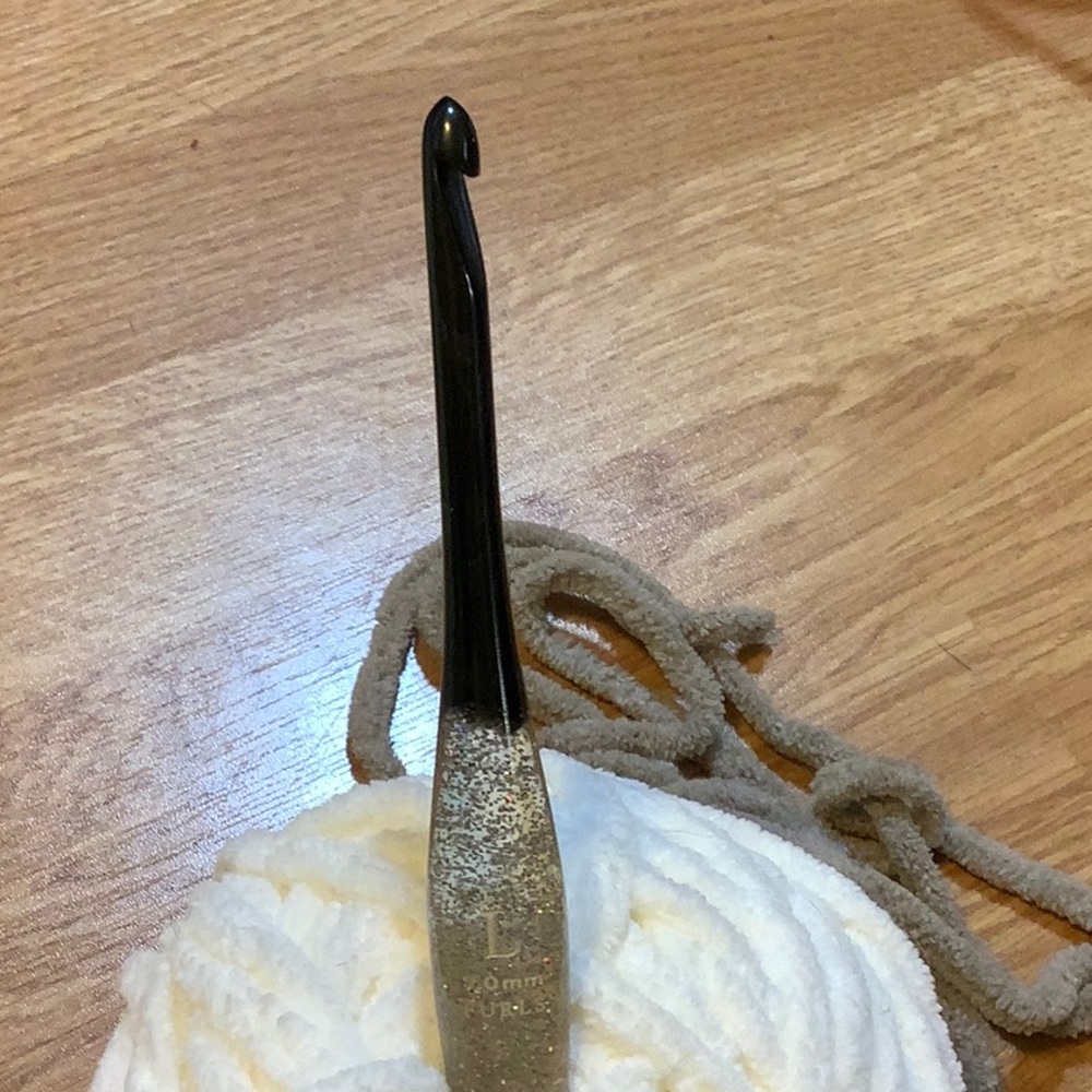 Furls Moonlight Streamline Glitter Resin black crochet hook, size L discontinued